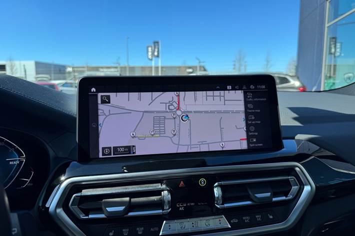 Grå BMW iX3 fra 2023