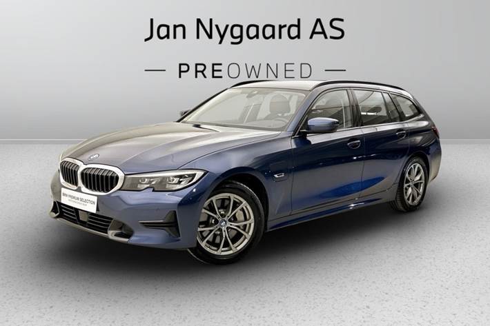 Blå BMW 330e fra 2022 set udefra
