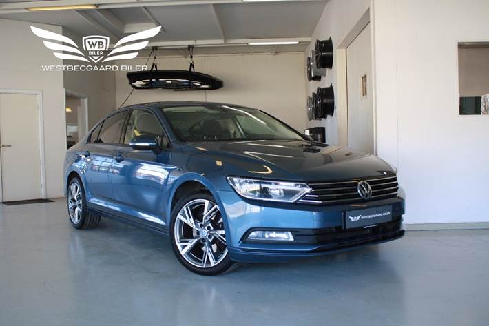 Blå VW Passat fra 2015