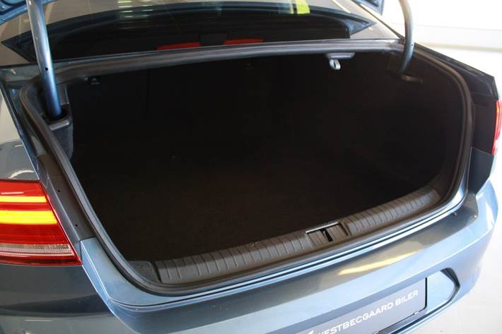 Blå VW Passat fra 2015