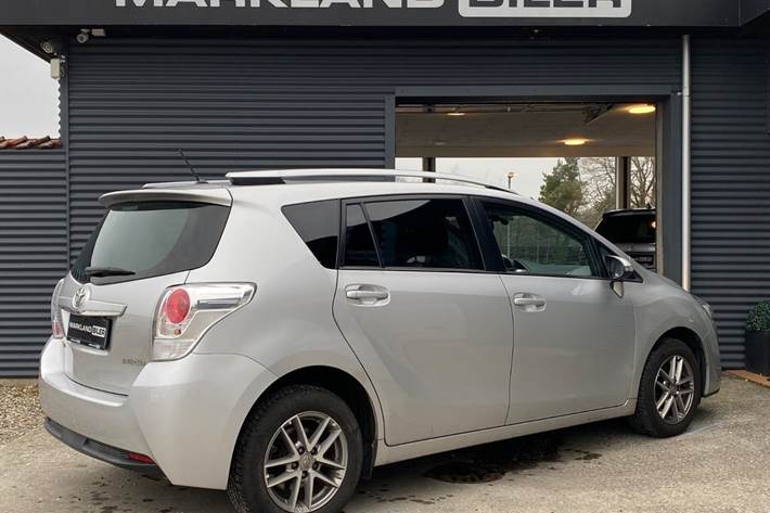 Sølv Toyota Verso fra 2015