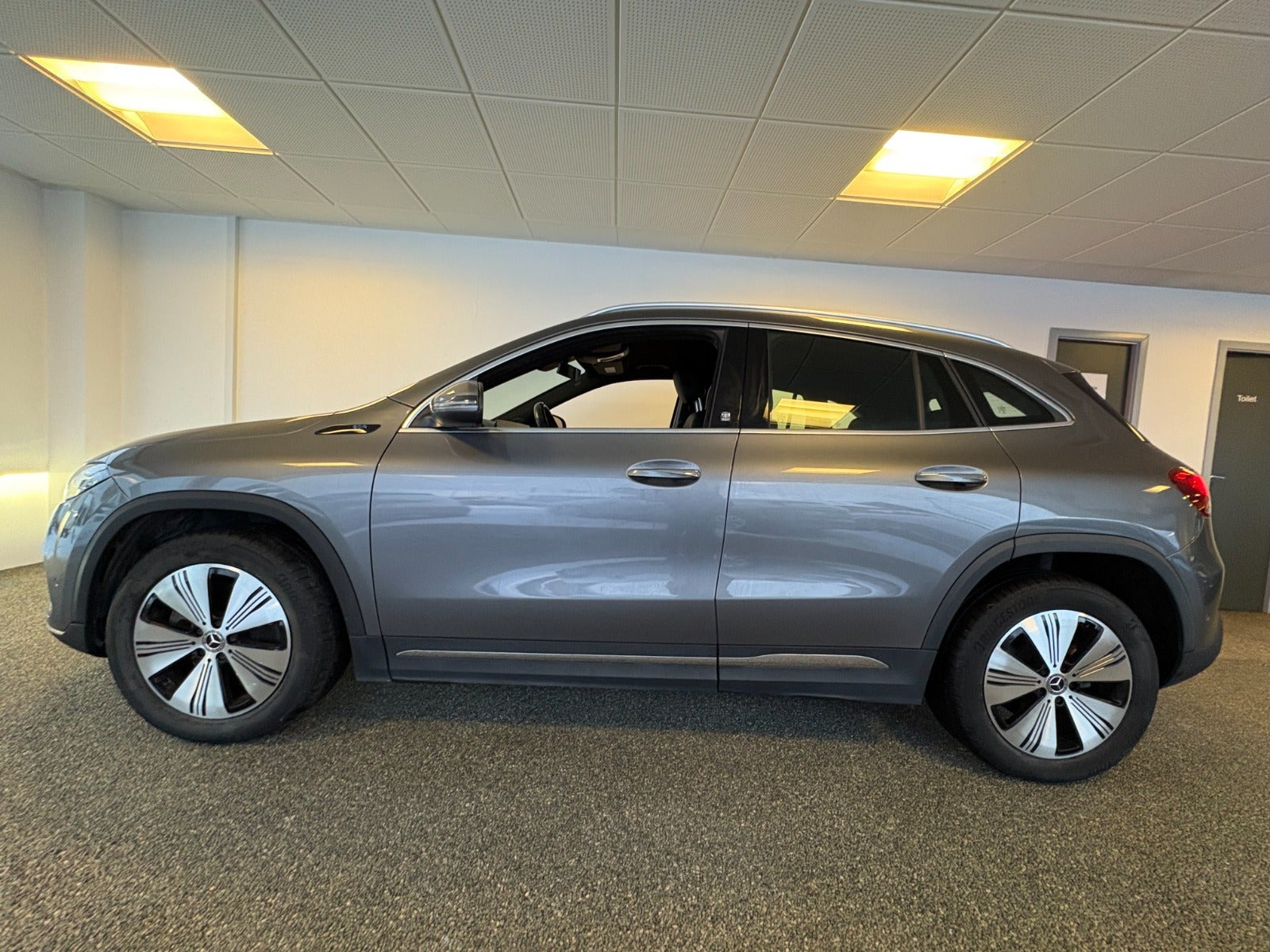 Grå Mercedes EQA250 fra 2021