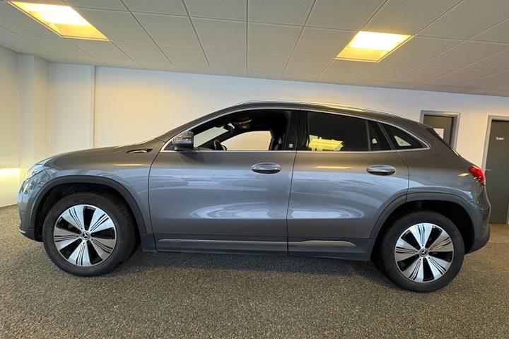 Grå Mercedes EQA250 fra 2021