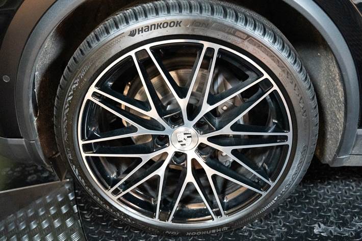 Sort Porsche Macan 4 fra 2024