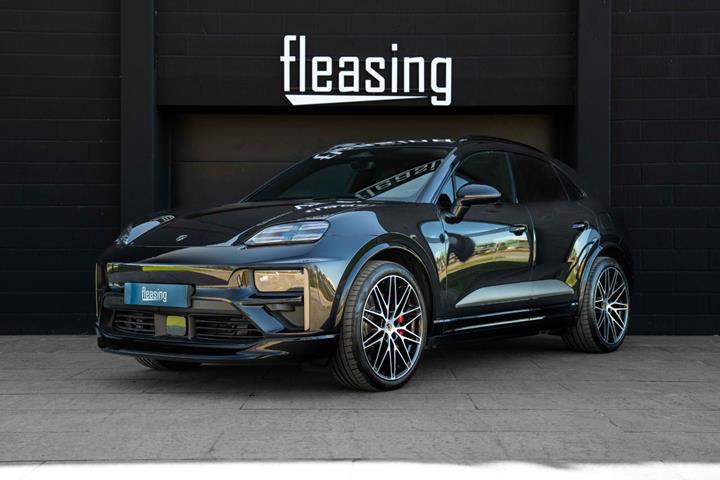 Sort Porsche Macan Turbo fra 2024 set udefra