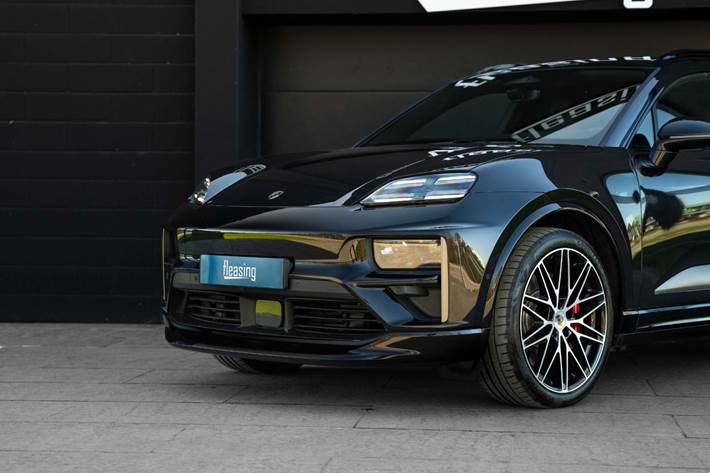 Sort Porsche Macan Turbo fra 2024