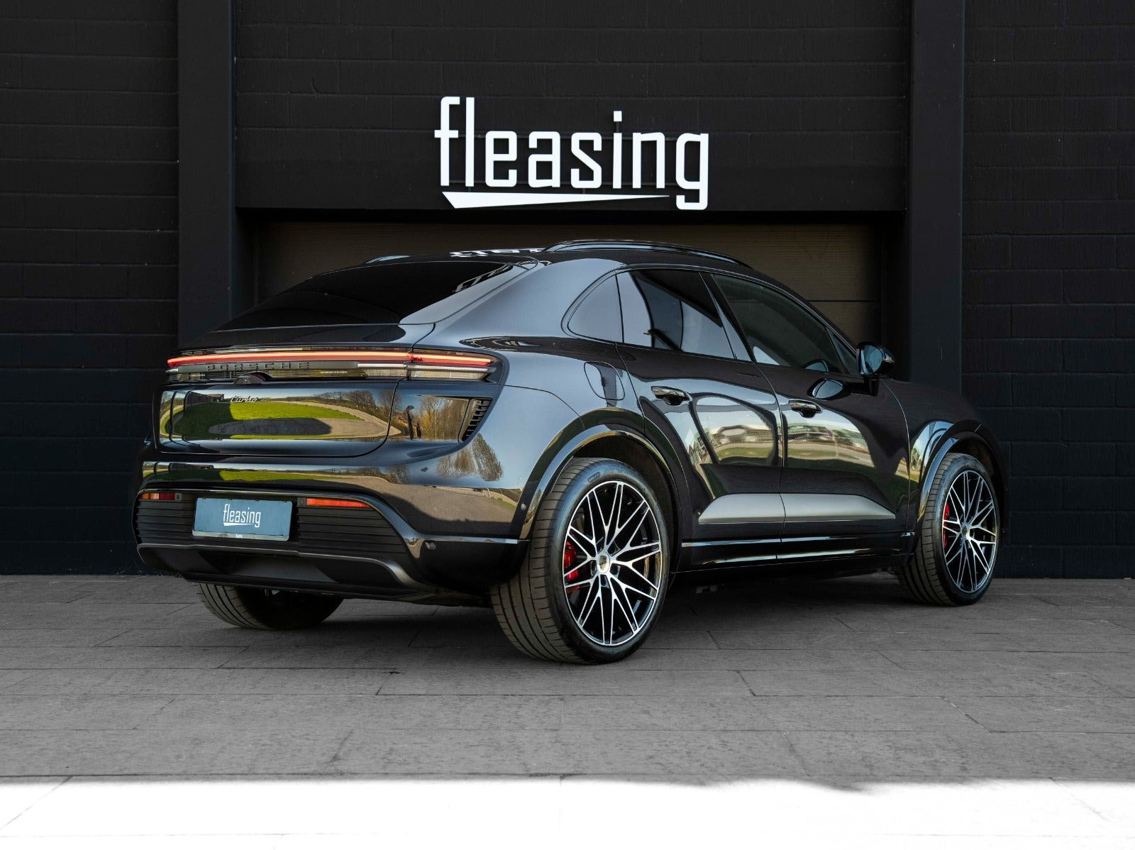 Sort Porsche Macan Turbo fra 2024