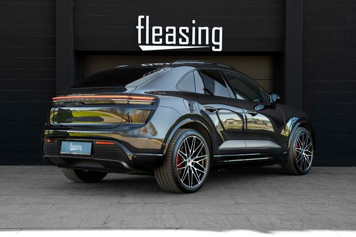Sort Porsche Macan Turbo fra 2024