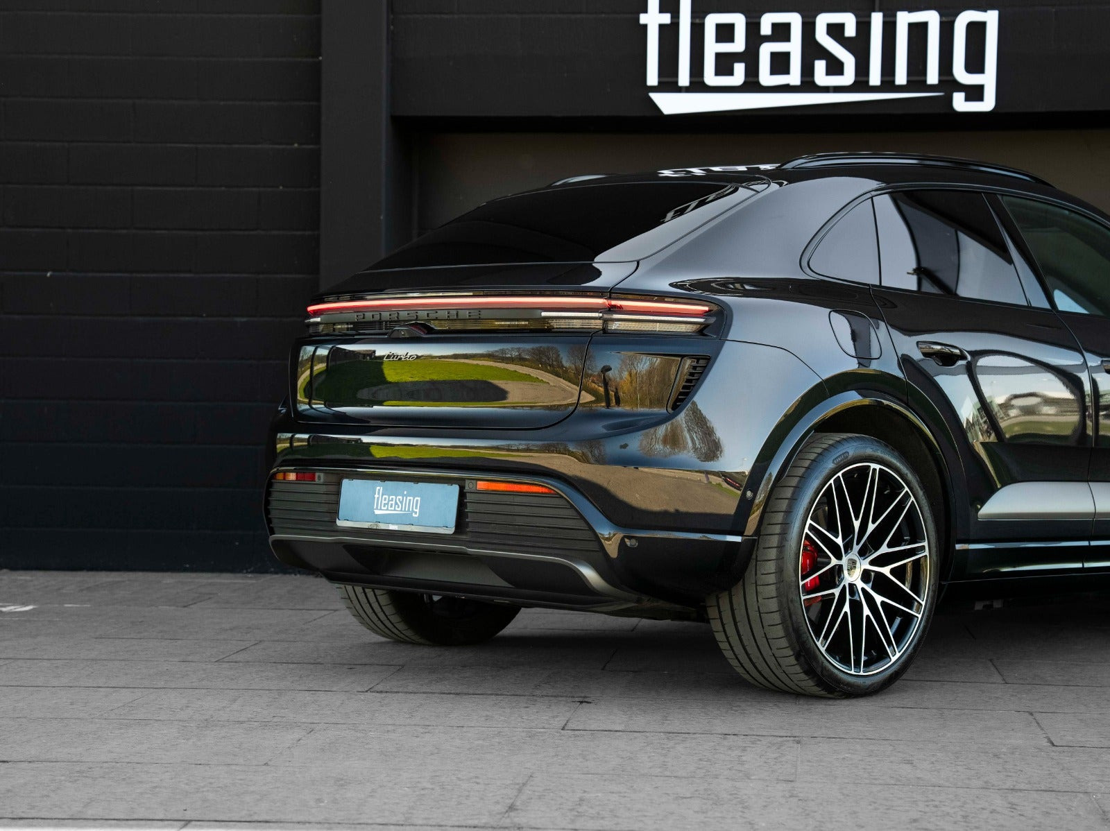 Sort Porsche Macan Turbo fra 2024