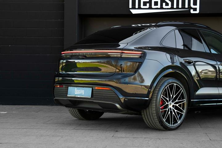 Sort Porsche Macan Turbo fra 2024