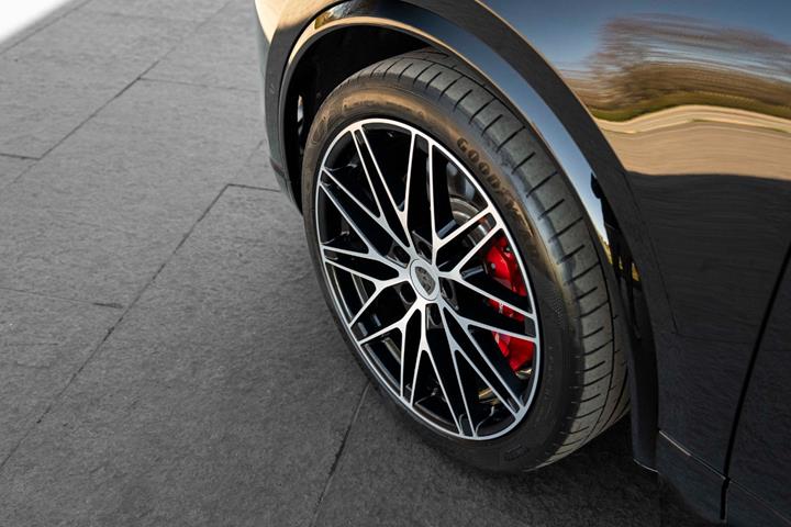 Sort Porsche Macan Turbo fra 2024