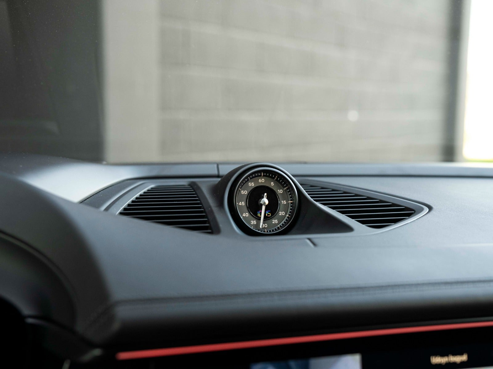 Sort Porsche Macan Turbo fra 2024
