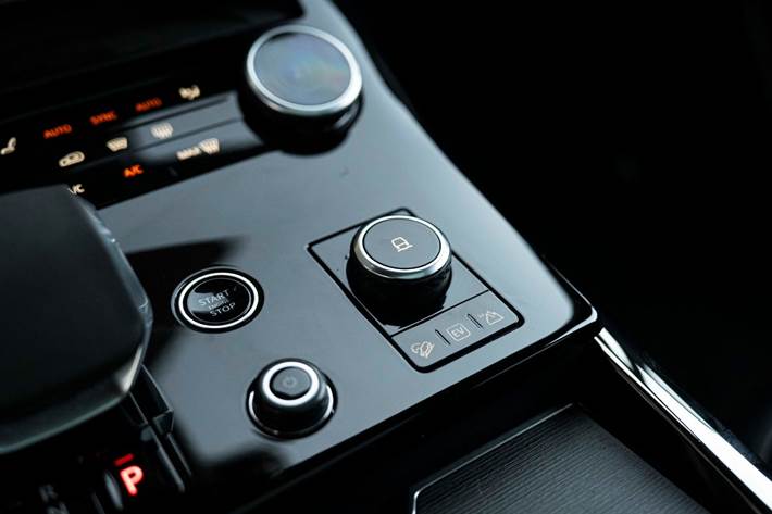 Grå Land Rover Range Rover sport fra 2023