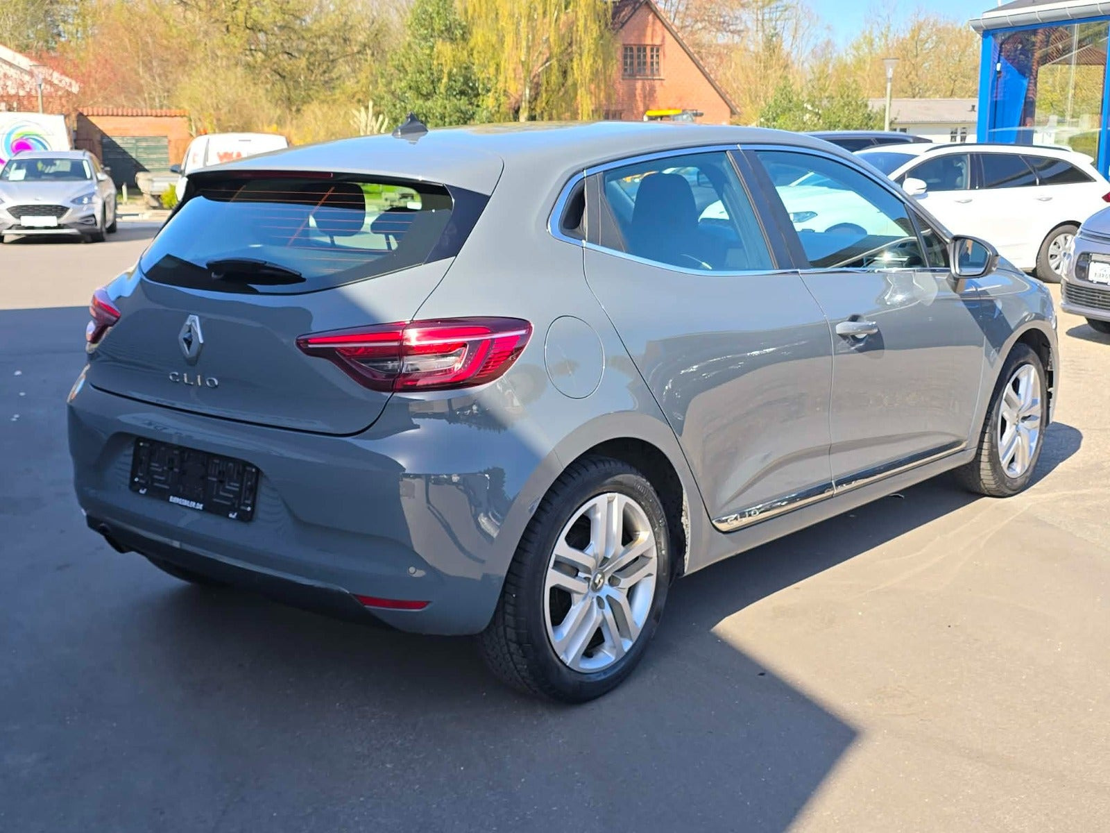 Grå Renault Clio V fra 2019