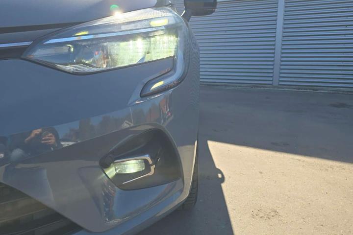 Grå Renault Clio V fra 2019