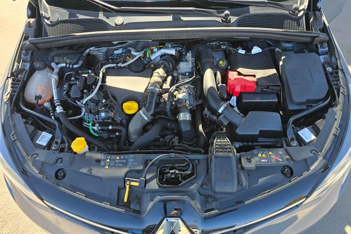 Grå Renault Clio V fra 2019