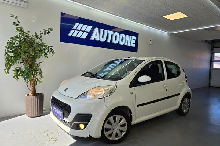 Hvid Peugeot 107 fra 2014 set udefra