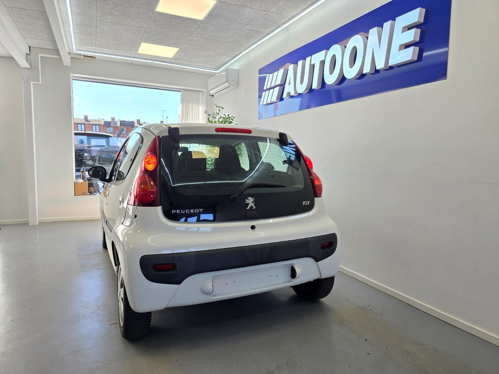 Hvid Peugeot 107 fra 2014 set udefra