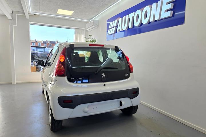 Hvid Peugeot 107 fra 2014 set udefra