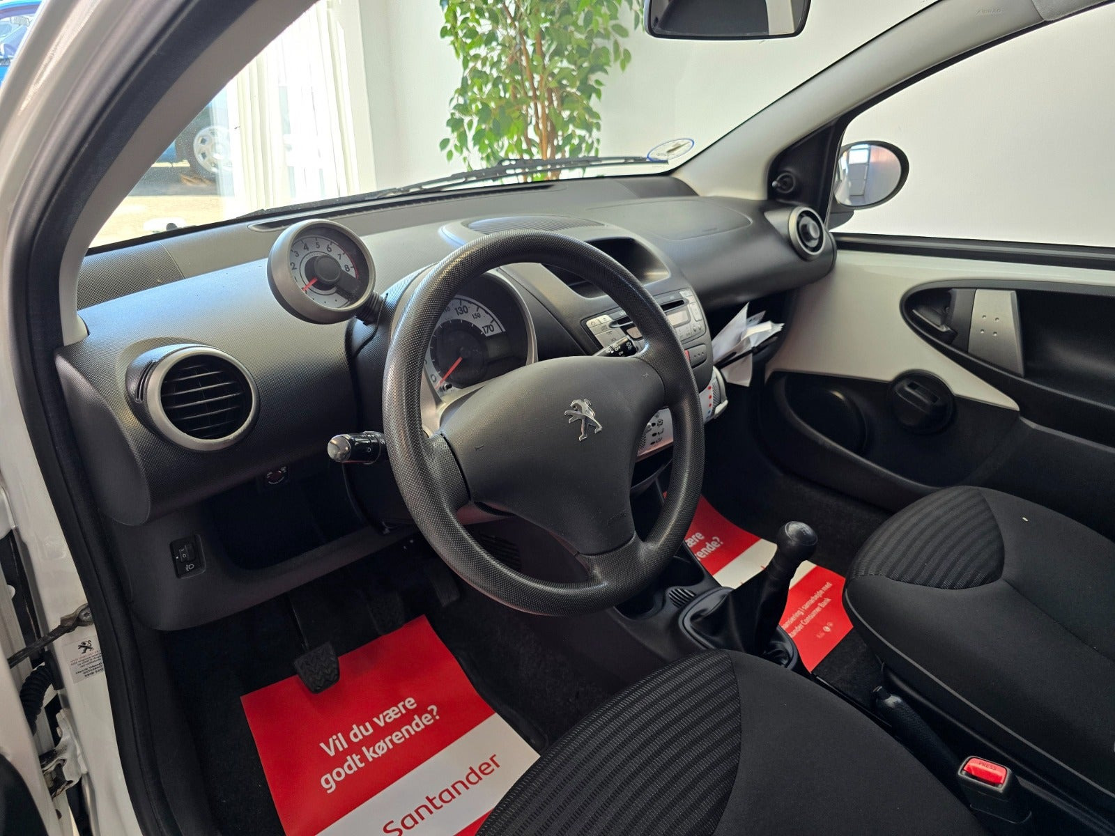 Hvid Peugeot 107 fra 2014 set indefra