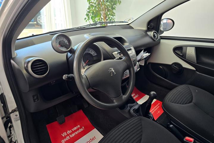 Hvid Peugeot 107 fra 2014 set indefra