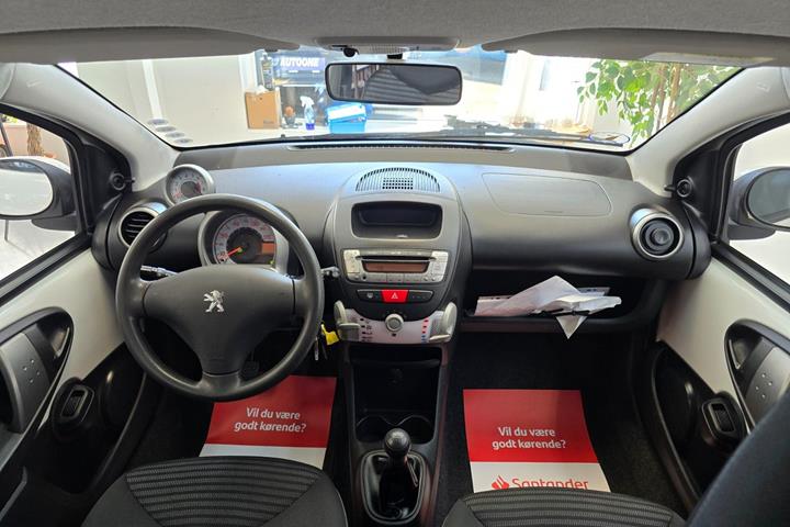 Hvid Peugeot 107 fra 2014 set indefra