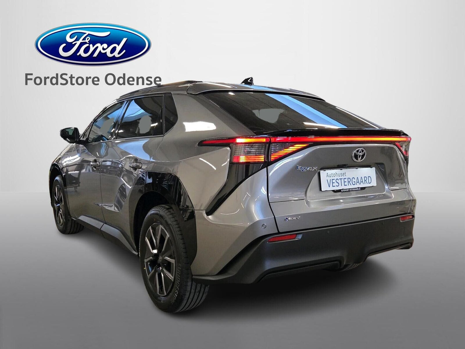 Grå Toyota BZ4X fra 2025