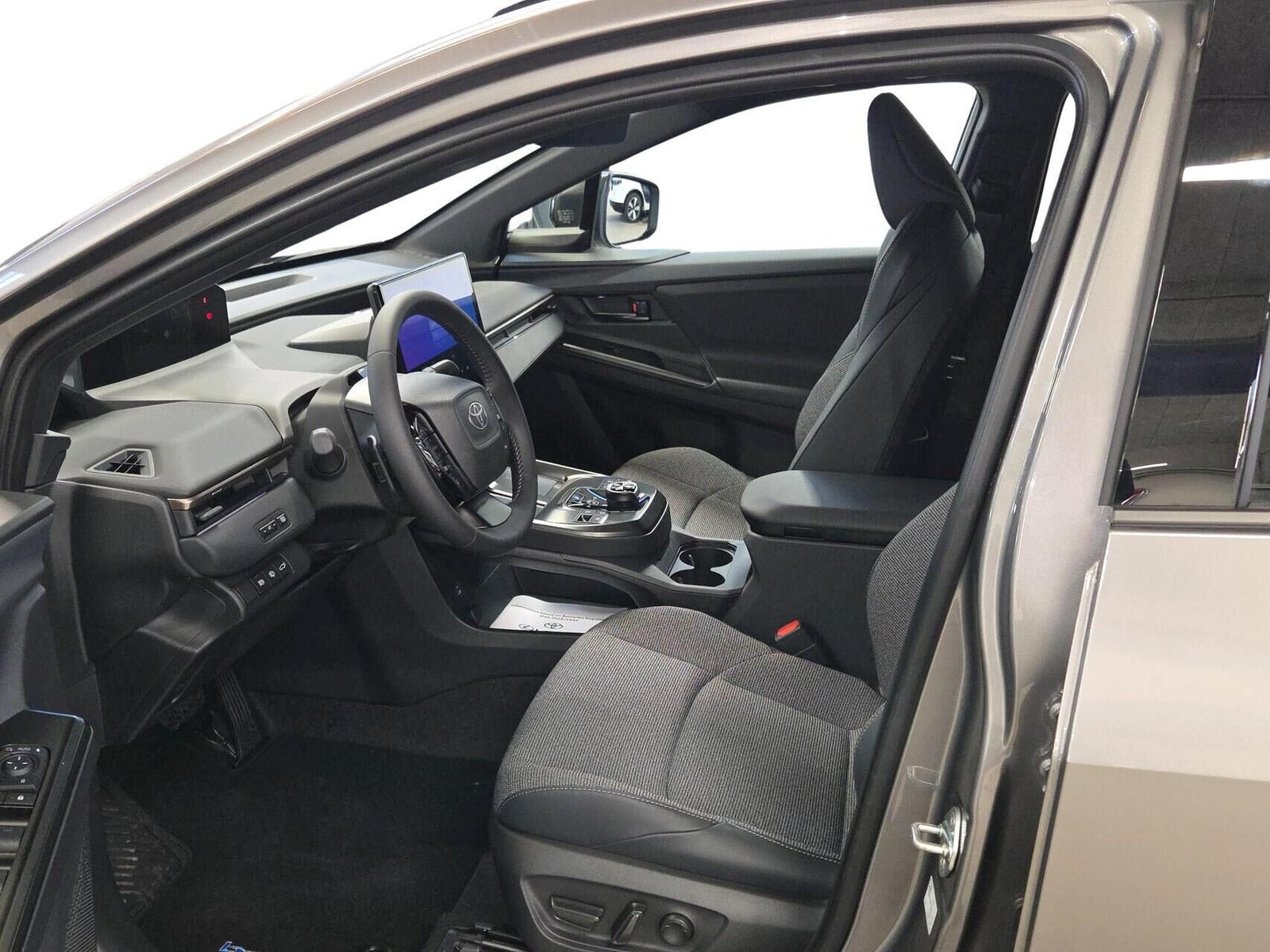 Grå Toyota BZ4X fra 2025