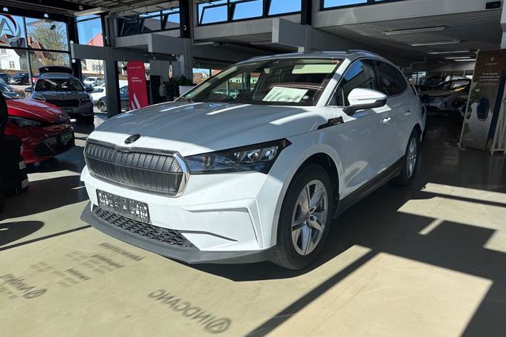 Hvid Skoda Enyaq fra 2023