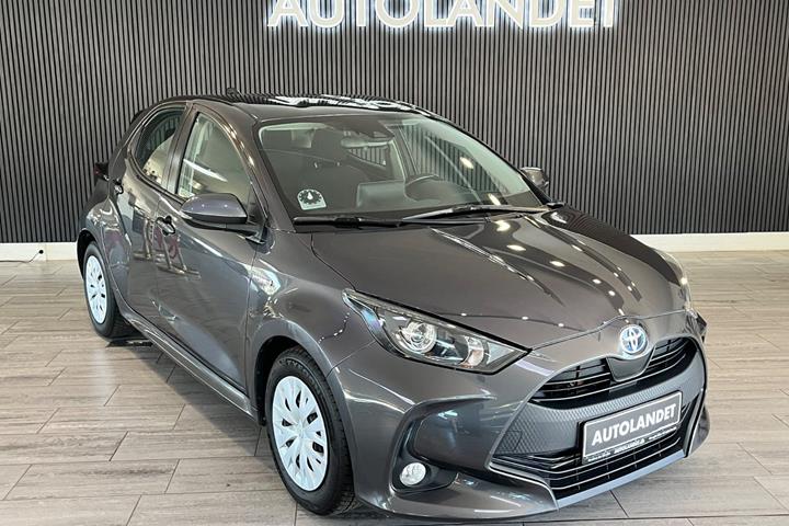 Grå Toyota Yaris fra 2021 set udefra
