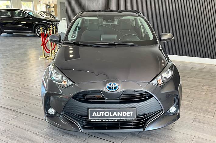 Grå Toyota Yaris fra 2021