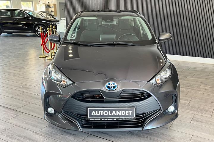 Grå Toyota Yaris fra 2021