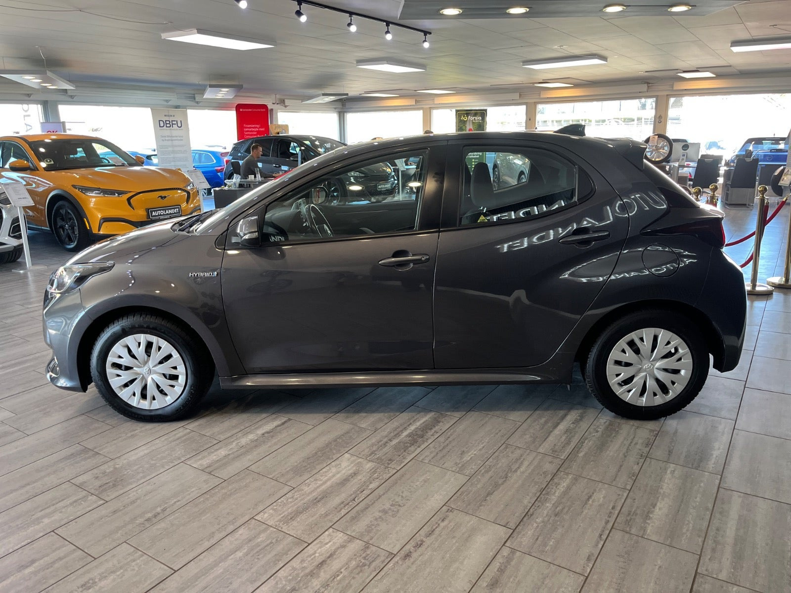 Grå Toyota Yaris fra 2021