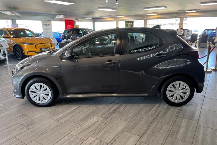 Grå Toyota Yaris fra 2021