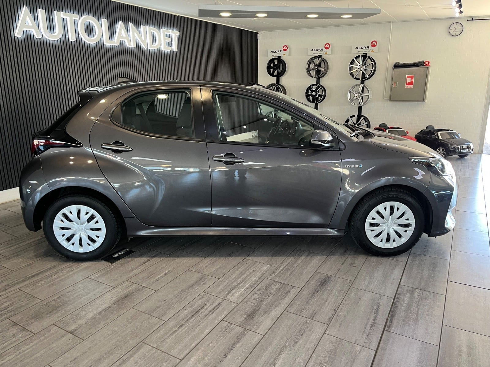 Grå Toyota Yaris fra 2021