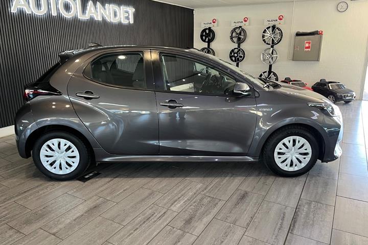 Grå Toyota Yaris fra 2021
