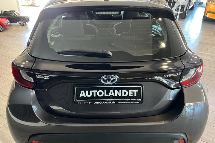 Grå Toyota Yaris fra 2021