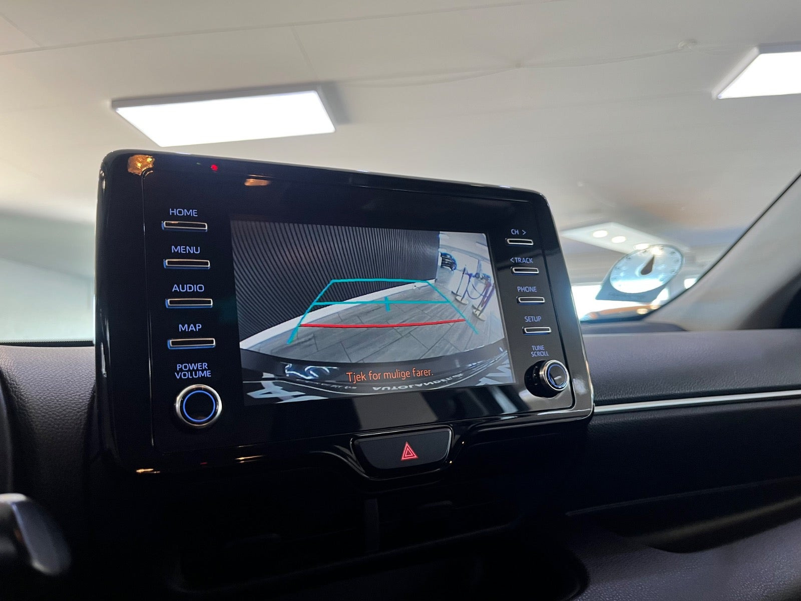 Grå Toyota Yaris fra 2021