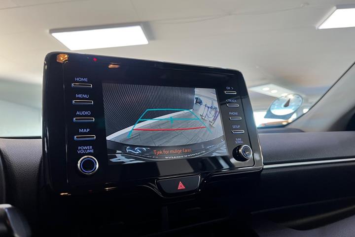 Grå Toyota Yaris fra 2021