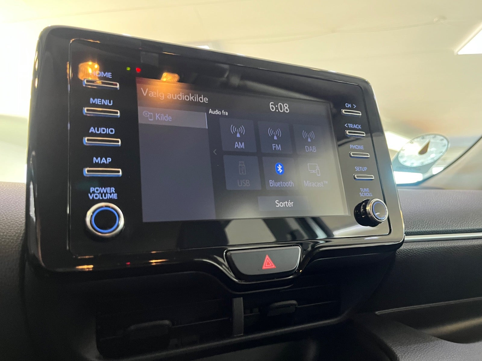 Grå Toyota Yaris fra 2021