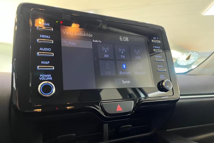 Grå Toyota Yaris fra 2021