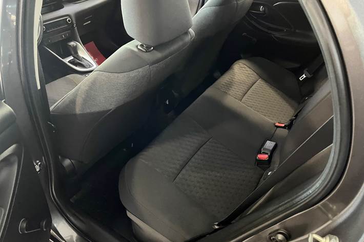 Grå Toyota Yaris fra 2021