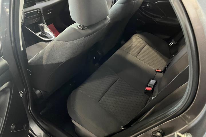 Grå Toyota Yaris fra 2021