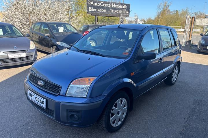 Blå Ford Fusion fra 2006 set udefra