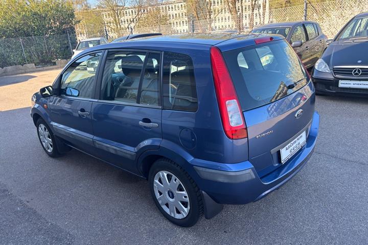 Blå Ford Fusion fra 2006