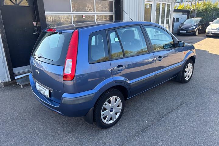 Blå Ford Fusion fra 2006
