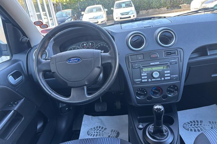 Blå Ford Fusion fra 2006 set indefra