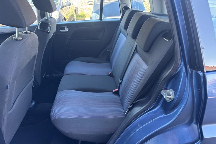 Blå Ford Fusion fra 2006 set indefra