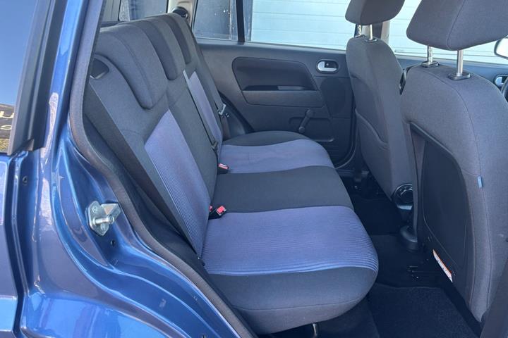 Blå Ford Fusion fra 2006 set indefra