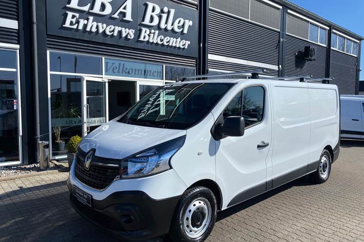 Hvid Renault Trafic T29 fra 2021 set udefra